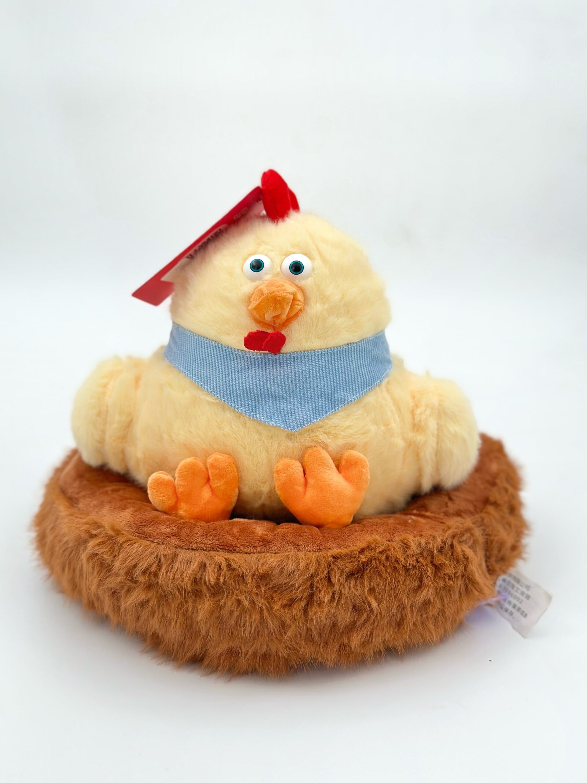 عروسک مرغ خانوم نشسته روی لونه